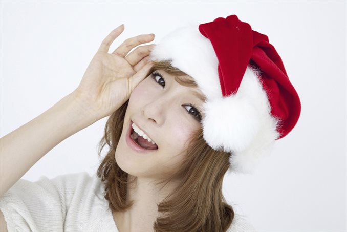 クリスマスの帽子と女性